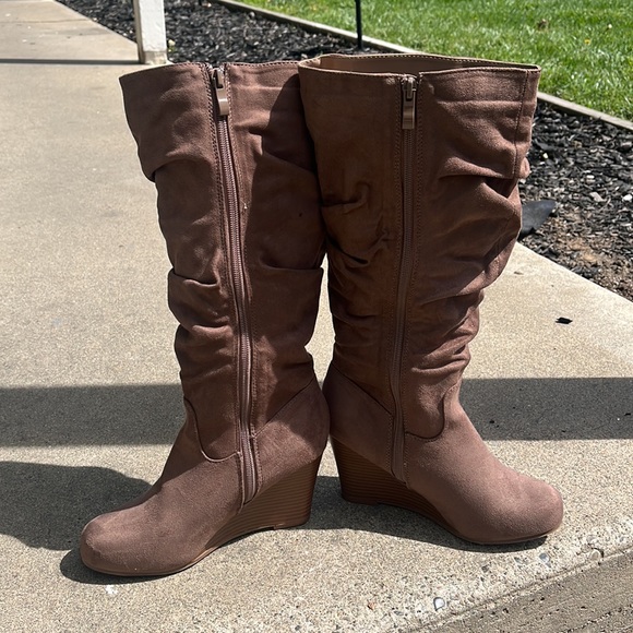 Tan suede high boots - Picture 3 of 8